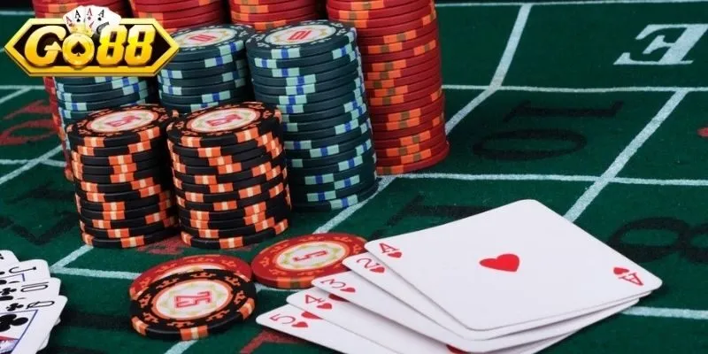 Luật ra bài rõ ràng, lượt đi tuần tự, dễ theo